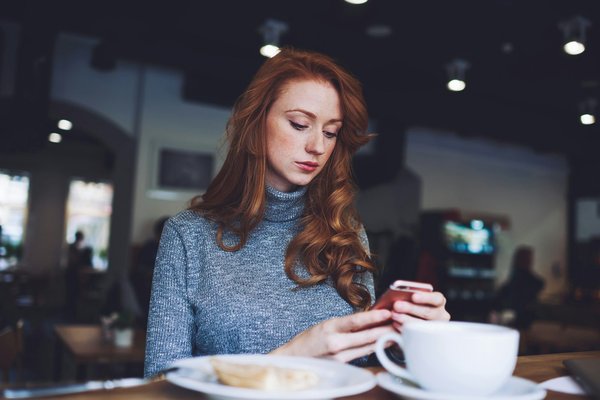 Discover eco-friendly elegance with natural feathers for your space